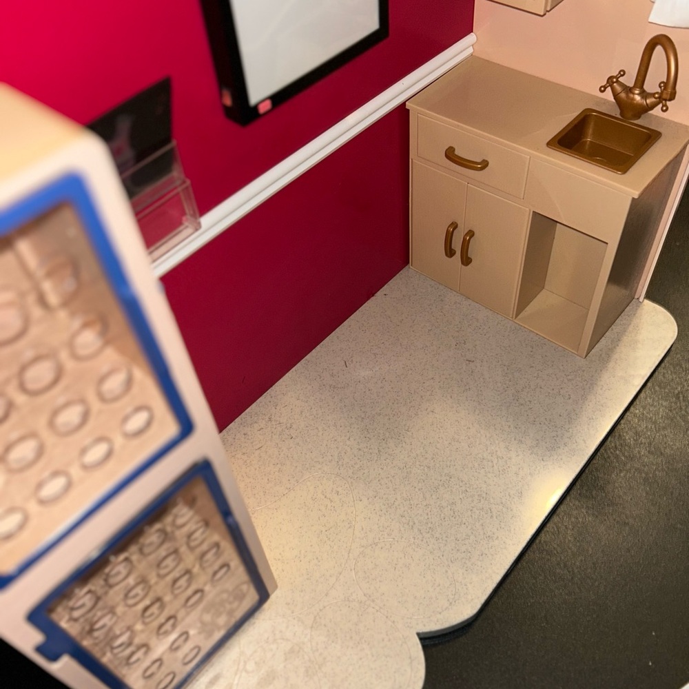 Our Generation Pink Play Veterinary Clinic Playset - Picture 7 of 13